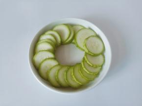 西葫芦切薄片。