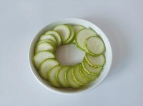 西葫芦切薄片。