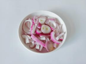 洋葱切成细丝。