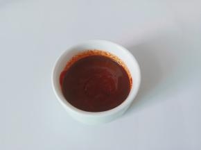 万能酱汁：半勺白糖，1勺生抽，2勺韩式辣酱，清水适量。