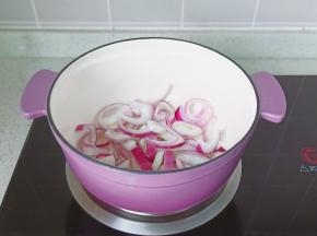 锅里倒油，油热开小火放洋葱炒出香味。