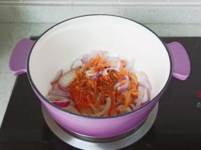 再放泡菜炒出香味。