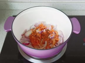 再放泡菜炒出香味。