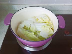 白菜撕小块铺底。