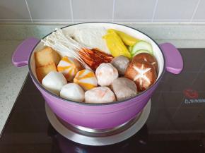 淋上酱汁，再加适量的清水开始煮。