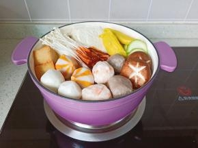 淋上酱汁，再加适量的清水开始煮。