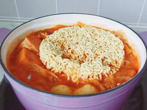 丸子熟透放上泡面。