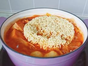 丸子熟透放上泡面。