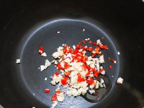 热锅加入少许植物油，先把小米辣和大蒜爆香