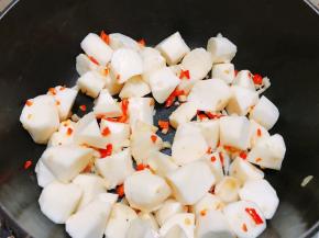 加入山药块翻炒片刻