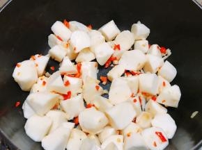 加入山药块翻炒片刻