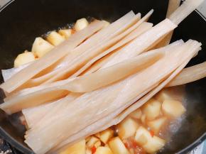 加入宽粉拌匀，继续盖上盖子焖一分钟即可