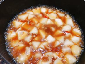 加入盐和生抽调味，盖上盖子焖几分钟