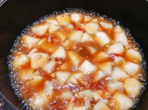 加入盐和生抽调味，盖上盖子焖几分钟