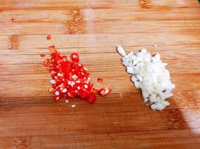 小米辣和大蒜切末