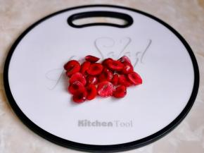 车厘子洗净对半切开，去核。