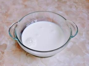 牛奶倒入器具中。