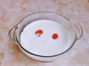 加入两枚鸡蛋。