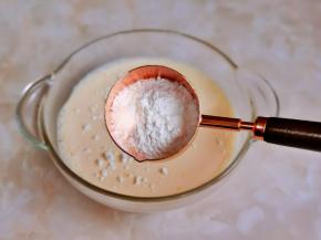 加入低筋面粉，手动打蛋器充分打至无干粉。