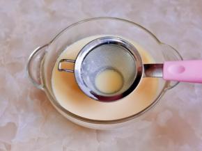 将蛋挞液过细筛，这一步不可省略。