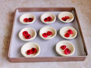 蛋挞皮放入烤盘中，加入切好的车厘子。