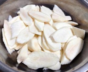 茭白切成斜刀薄片备用