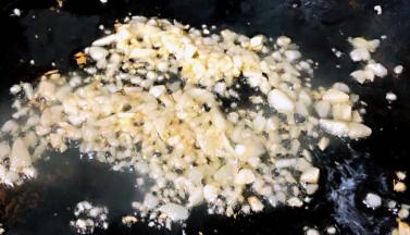 锅中倒入底油放入蒜粒爆香