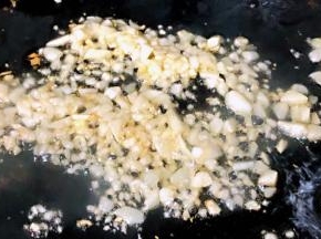 锅中倒入底油放入蒜粒爆香