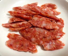 腊肠洗净沥干水份切成薄片