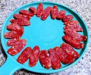 腊肠先摆入盘中做装饰