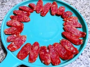 腊肠先摆入盘中做装饰