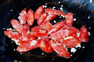 放入腊肠中火炒出油香味