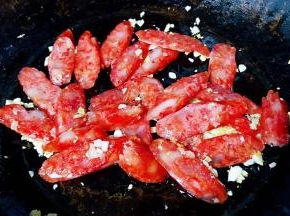 放入腊肠中火炒出油香味