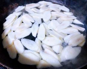 锅中烧开水放入茭白焯水断生后立即放入冷水中过凉在再沥干水份