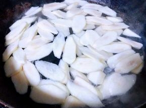 锅中烧开水放入茭白焯水断生后立即放入冷水中过凉在再沥干水份