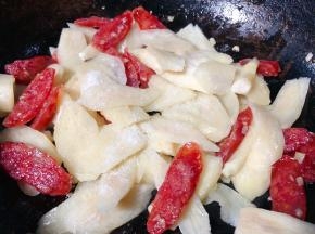 放入盐和味精改中小火翻炒