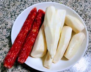 准备原材料茭白去皮洗净和新鲜的腊肠备用