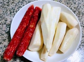准备原材料茭白去皮洗净和新鲜的腊肠备用