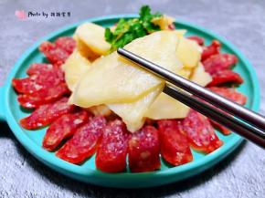 茭白入口鲜嫩混搭着腊肠独有的香味真是让人回味无穷