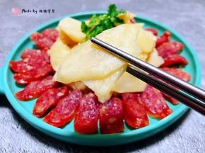 茭白入口鲜嫩混搭着腊肠独有的香味真是让人回味无穷