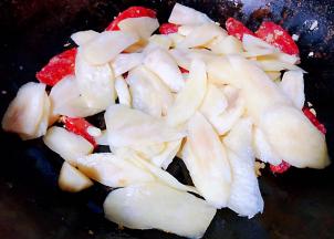 放入茭白大火快速翻炒均匀