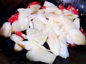 放入茭白大火快速翻炒均匀