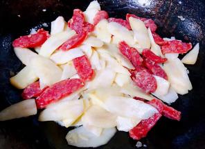 茭白完全入味即可出锅享用切记这道美味不易炒至时间过长