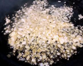 锅中倒入底油加热放入蒜粒爆香