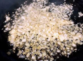 锅中倒入底油加热放入蒜粒爆香