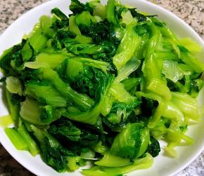 处理好的小白菜沥干水份切成小段