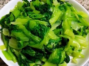 处理好的小白菜沥干水份切成小段