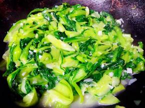 小白菜入味即可出锅享用