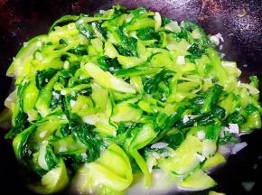 小白菜入味即可出锅享用