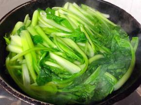 锅中烧开水放入小白菜焯水至断生